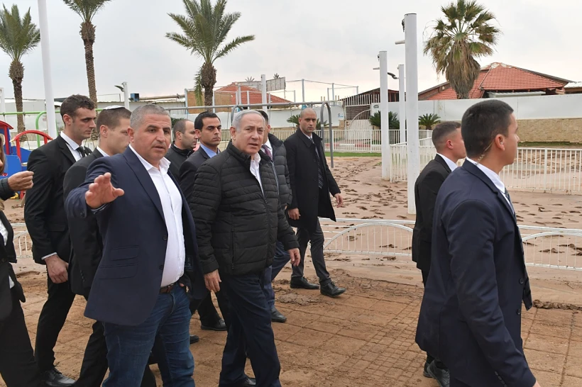 ראש הממשלה בנימין נתניהו מסייר באזור השיטפונות בנהריה