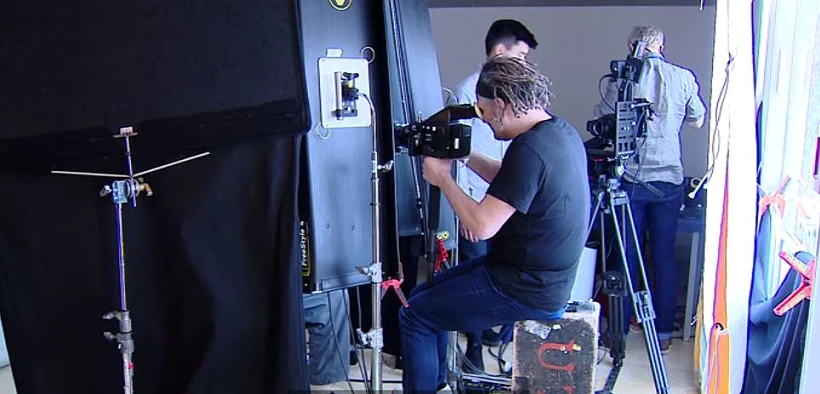 הצלם הבין-לאומי מרטין שולר בצילומי הפרויקט לציון 75 שנה לשחרור אושוויץ