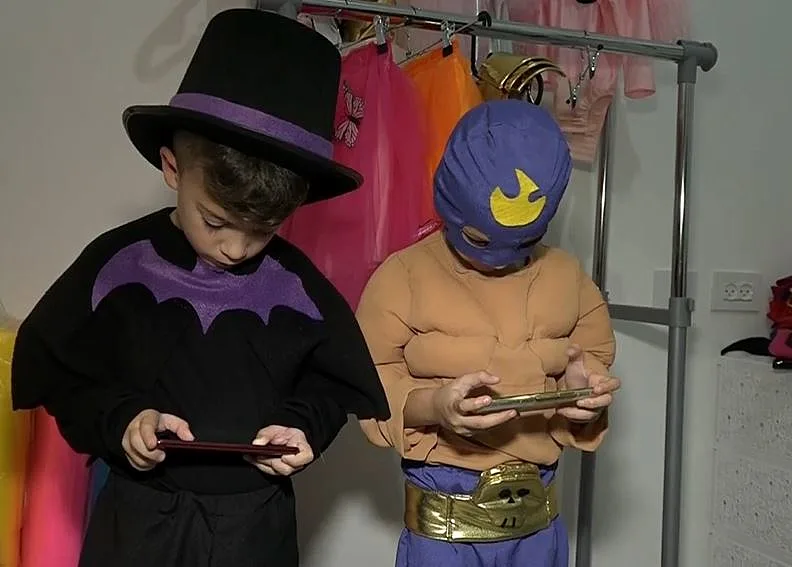 ילדים מחופשים לדמויות מהמשחק ''בראול סטארס'' משחקים בניידים