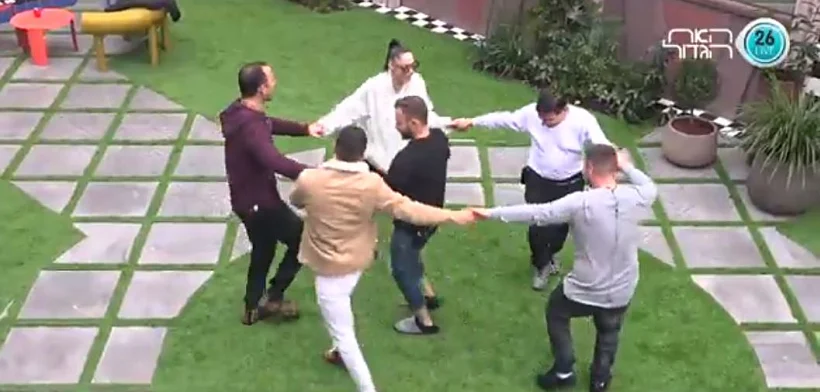 הדיירים רוקדים בחצר