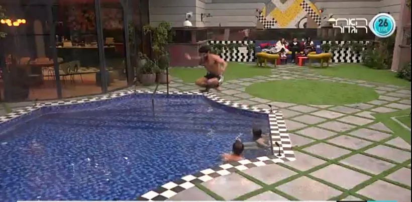 ליאור קופץ לבריכה