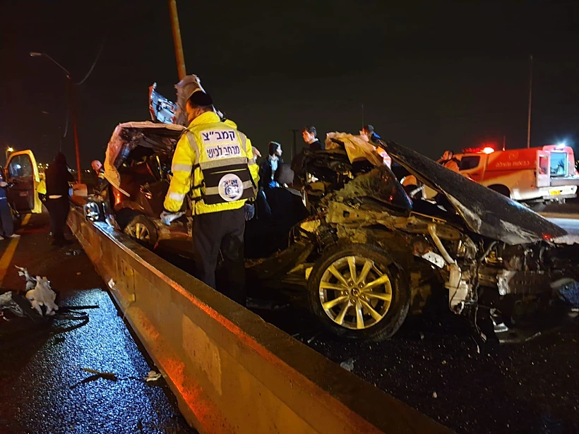 תיעוד מזירת התאונה בכביש 4 סמוך למחלף יבנה, שבה נהרגו גבר ואישה כבני 60