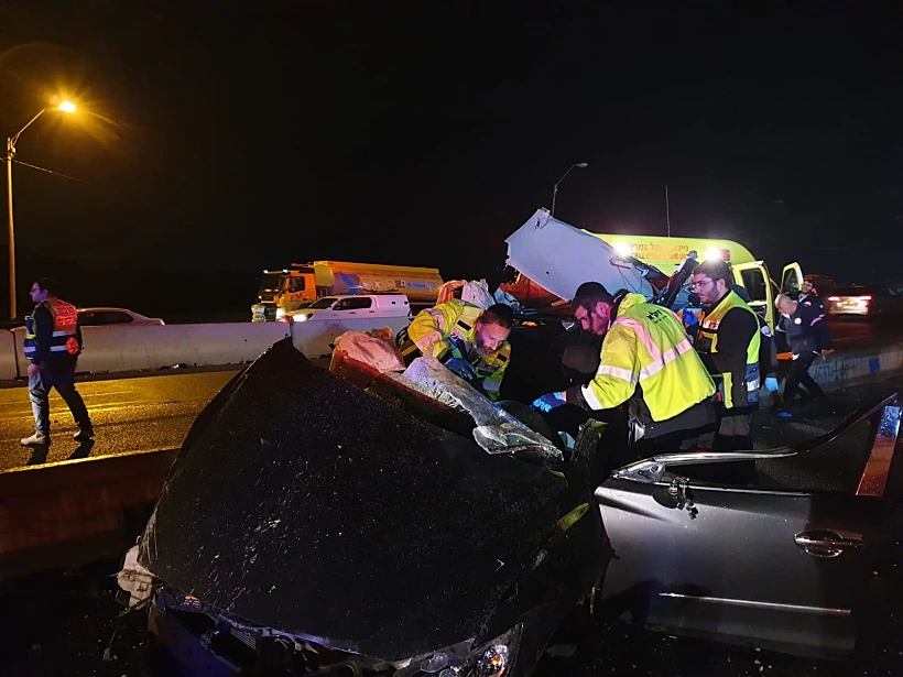 תיעוד מזירת התאונה בכביש 4 סמוך למחלף יבנה, שבה נהרגו גבר ואישה כבני 60