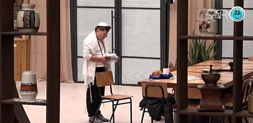 יוסי מניח תפילין