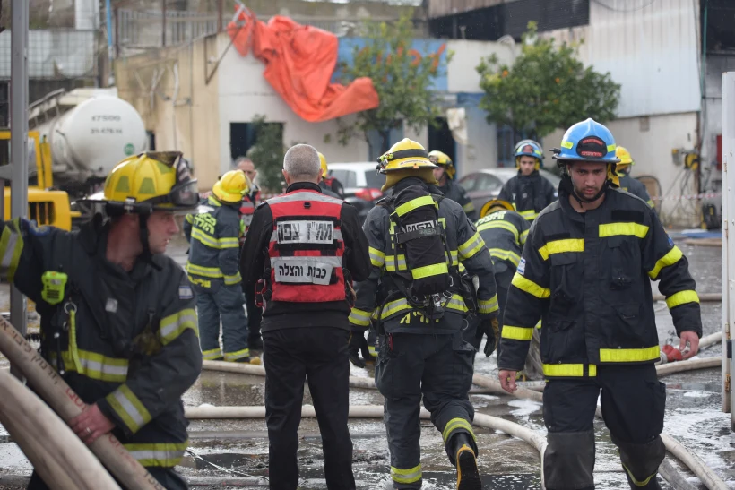 לוחמי האש בזירת פיצוץ במוסך לתיקון מיכליות גז באזור התעשיה בטמרה