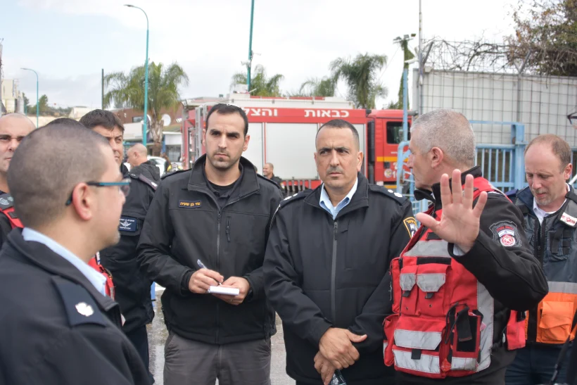 לוחמי האש בזירת פיצוץ במוסך לתיקון מיכליות גז באזור התעשיה בטמרה