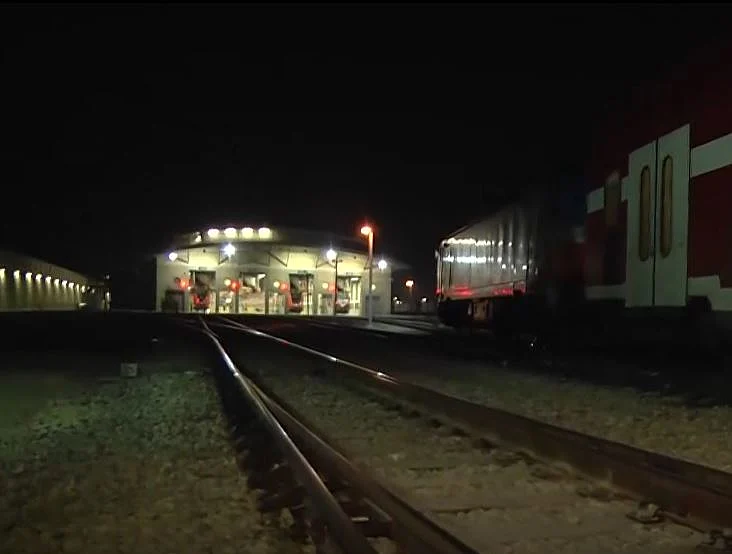 פסי הרכבת שעליהם נתקע הג'יפ הצבאי ועליו שלושה לוחמים