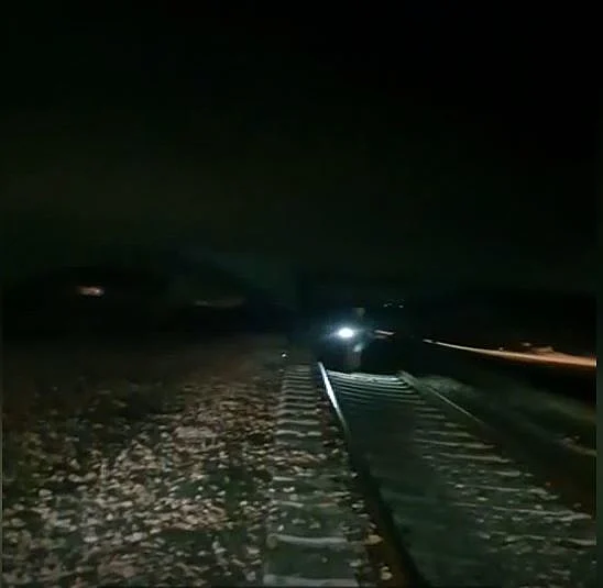 פסי הרכבת שעליהם נתקע הג'יפ הצבאי ועליו שלושה לוחמים