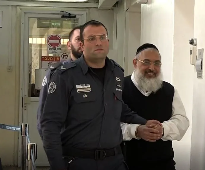 הרב אהרון רמתי יוצא מדיון הארכת מעצרו