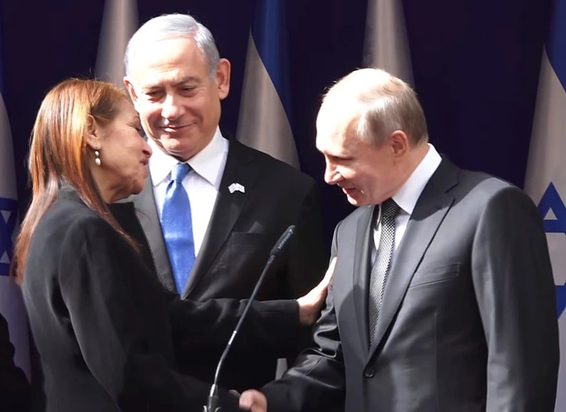 יפה יששכר לוחצת את ידו של פוטין לאחר הצהרתו