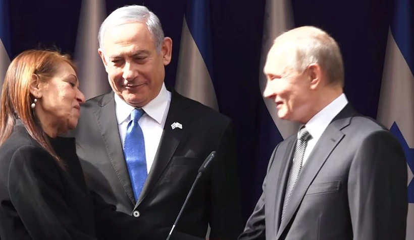 יפה יששכר לוחצת את ידו של פוטין לאחר הצהרתו
