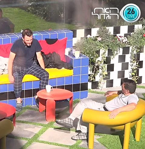 רונן ויוסי בחצר