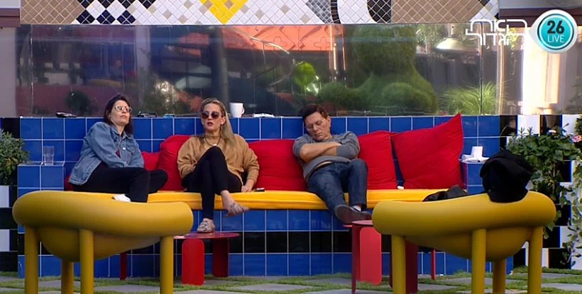 רות, חגית ויוסי בחצר