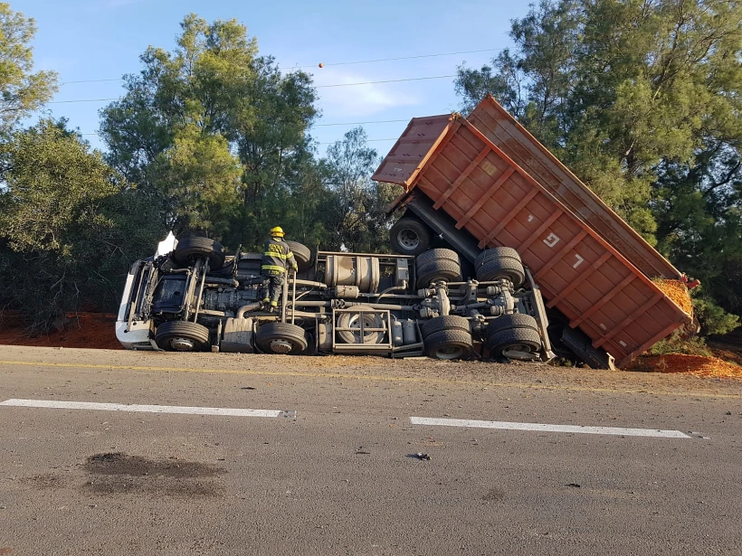 המשאית ההפוכה זירת התאונה בצומת גבולות
