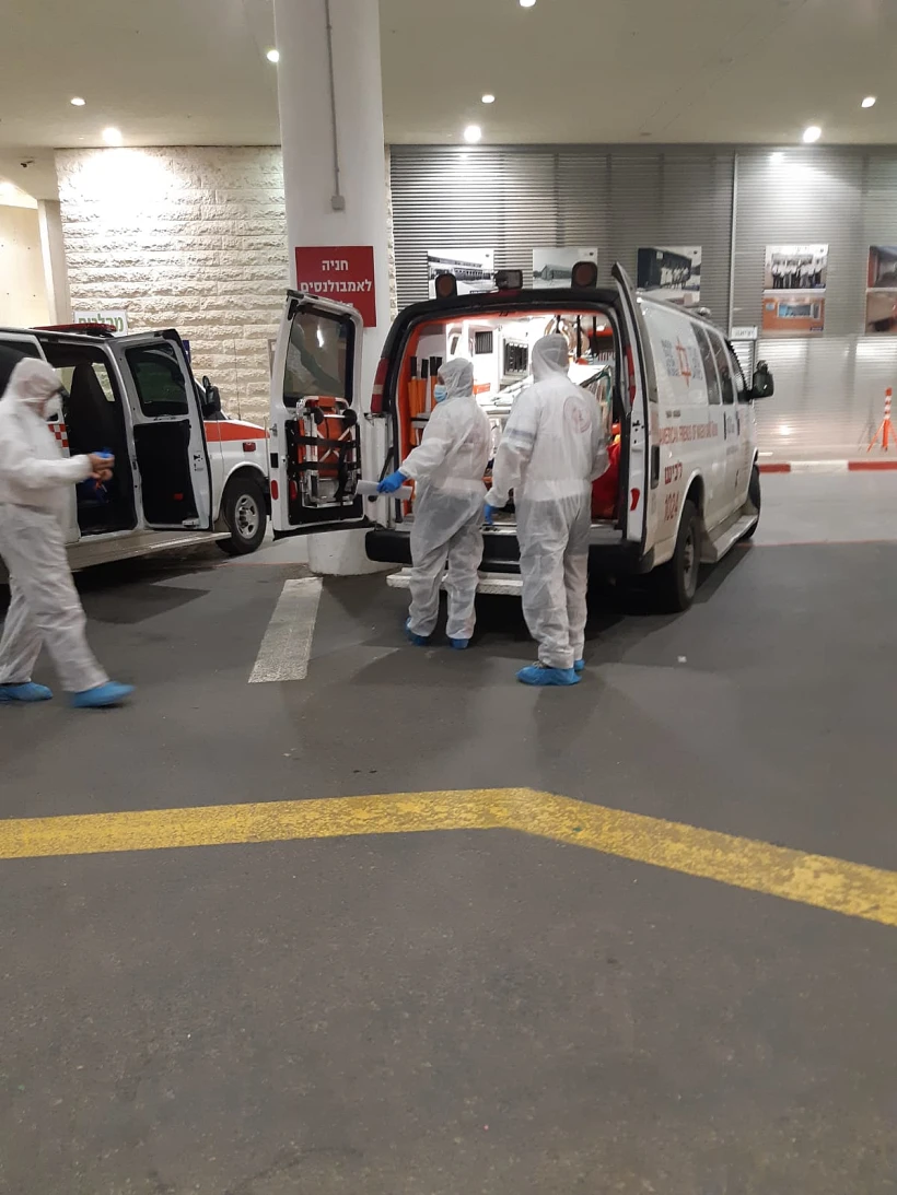 פועל סיני מובל לבית החולים סורוקה בתוך מערכת להובלת מטופל בצורה מבודדת מהסביבה