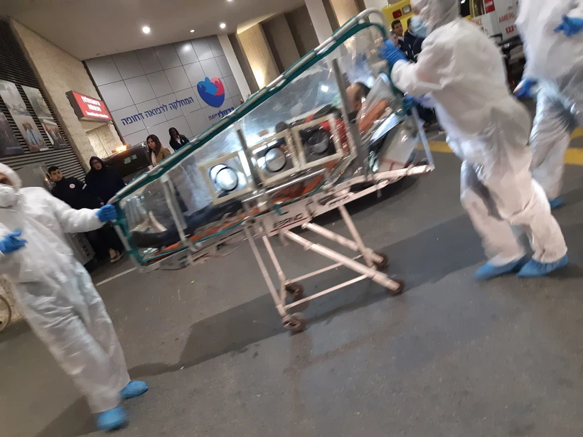 פועל סיני מובהל לבית החולים סורוקה בתוך מערכת להובלת מטופל בצורה מבודדת מהסביבה