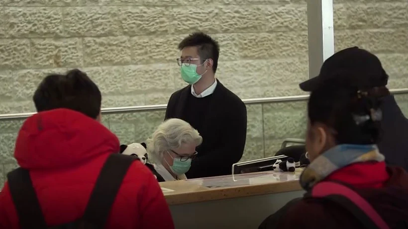 הנגיף הסיני- עובדים מסיכות בשדה התעופה