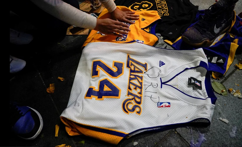 גופיית המשחק של קובי בראיינט עם הכיתוב RIP