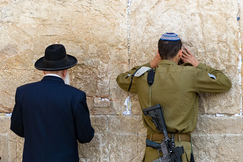 חייל דתי מתפלל בכותל