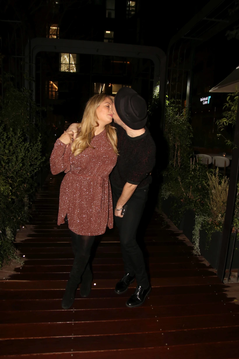 נשיקה חברית. לאון שניידרובסקי וליהיא גרינר חוגגים ליעל בר זוהר 40