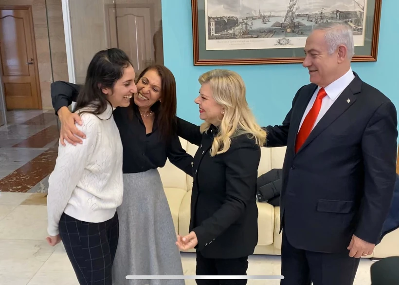 ראש הממשלה בנימין נתניהו ורעייתו בפגישה עם נעמה יששכר ואמה בשדה התעופה במוסקבה.
