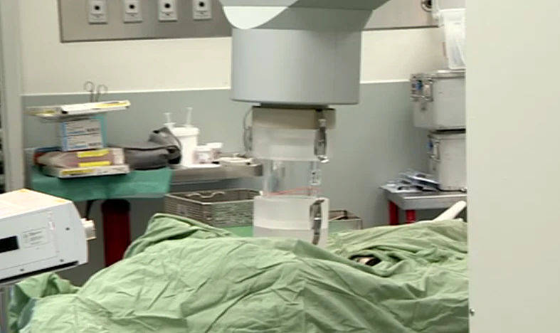 ניתוח להסרת גידול סרטני עם קרינה תוך ניתוחית