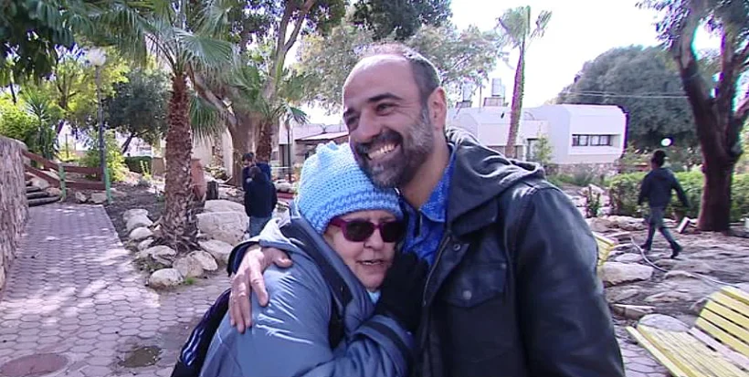 יעקב זדה-דניאל עם לילי פרבר, אם הבית בכפר הילדים ''נרדים'' בערד שבו גדל