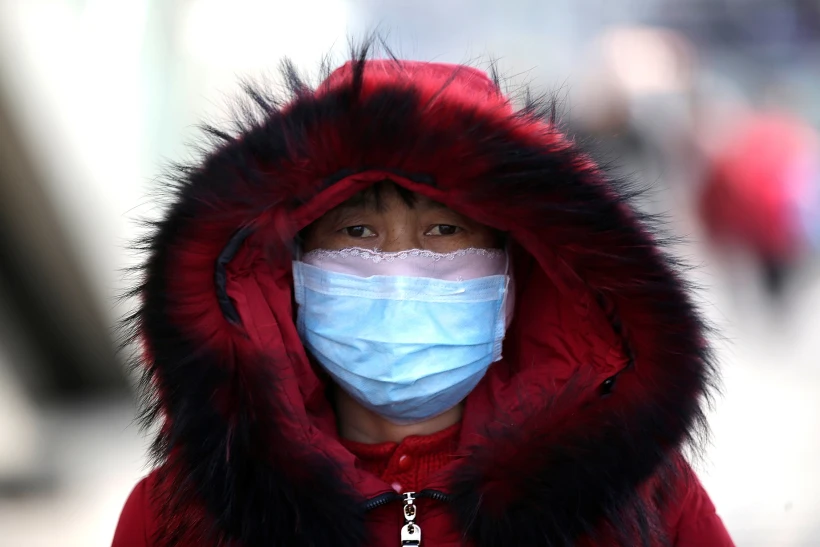 אישה עם מסיכה בסין