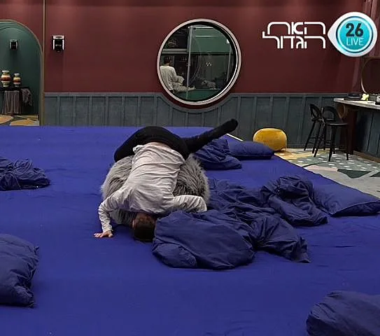 ירדן על המיטה