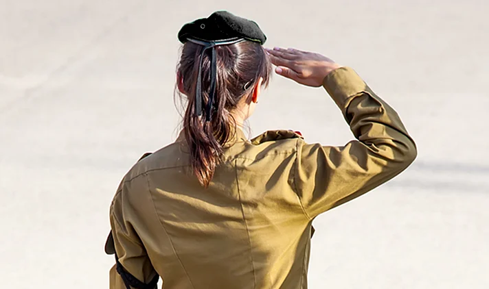 חיילת בצה''ל מצדיעה