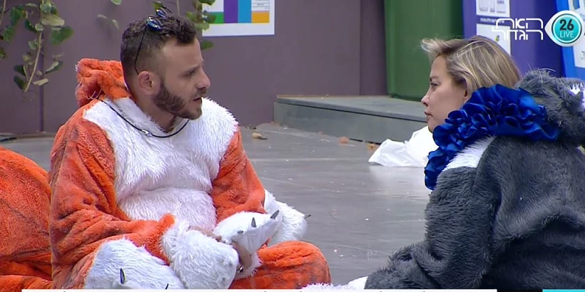 חגית ואסיף בשיחה בחצר