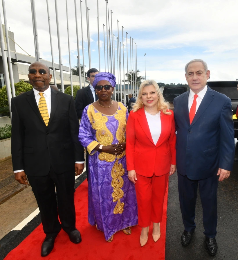 ראש הממשלה בנימין נתניהו ורעייתו נחתו כעת באנטבה, אוגנדה, והתקבלו ע''י ראש ממשלת אוגנדה ורעייתו