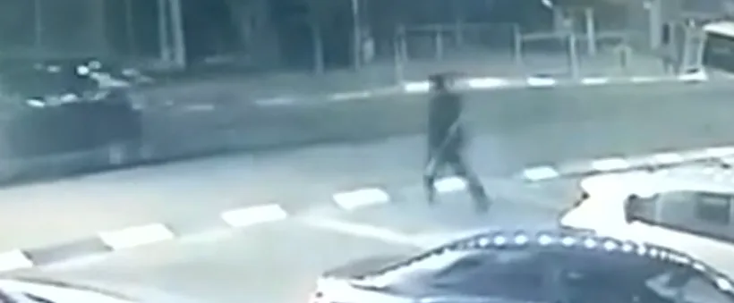 תיעוד החשוד ברצח עדאל ח'טיב מחזיק מעדר