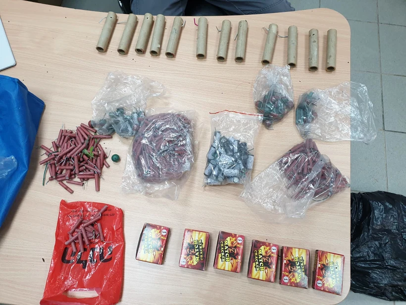 נפצים וזיקוקים שנתפסו על ידי המשטרה