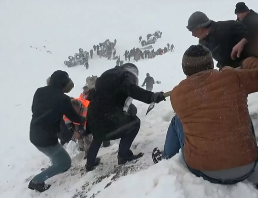 פעולות החילוץ במפולת השלגים בטורקיה