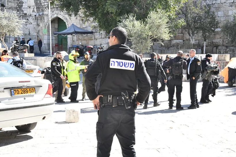 כוחות בטחון בזירה בה התרחשפיגוע בשער פייסל סמוך להר הבית
