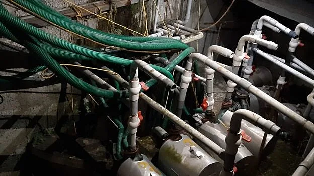 אלכוהול זורם מהברזים של בניין בהודו