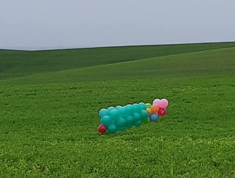 צרור הבלונים החשוד שאותר באזור קיבוץ רוחמה