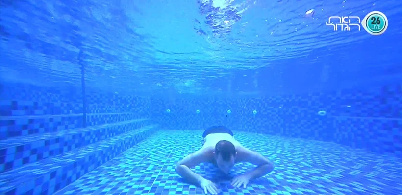 זוחל מתחת למים