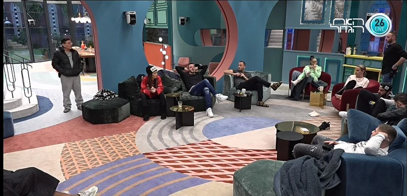 כל הדיירים בסלון