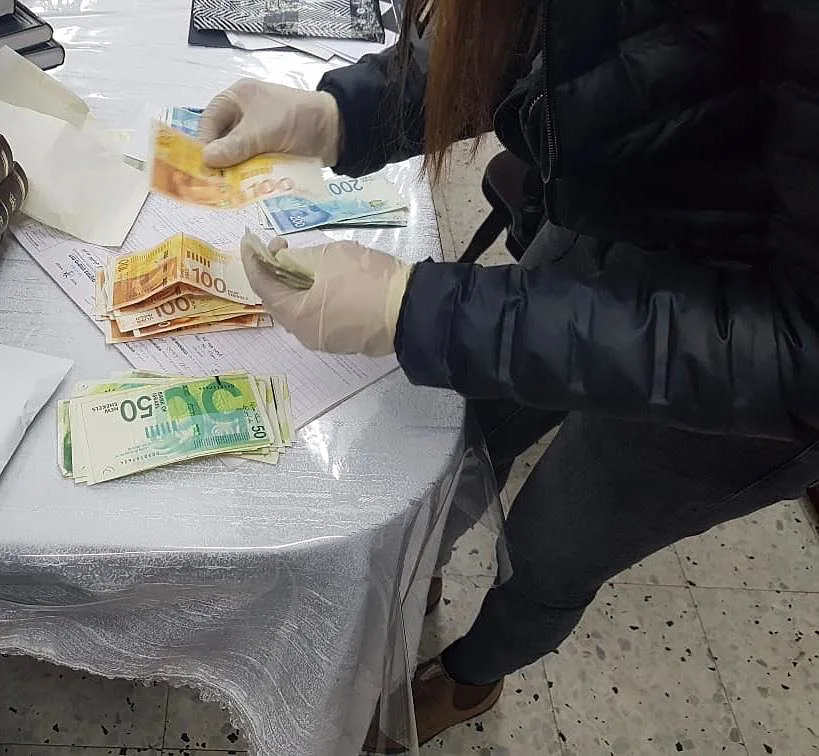 כסף שנמצא בפשיטה על קהילת ''שובו בנים'' של הרב ברלנד