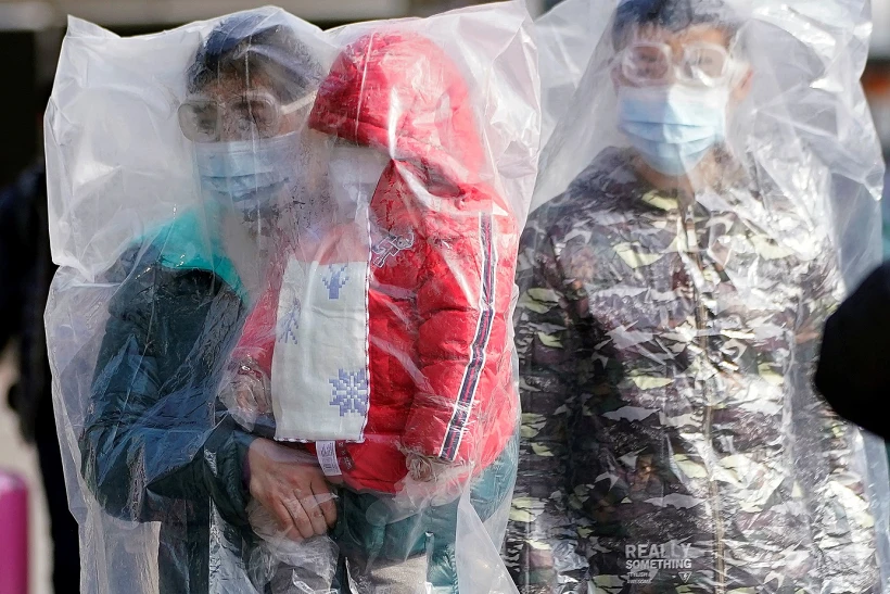 נוסעים עם מסיכות ומגני פלסטיק בשנגחאי