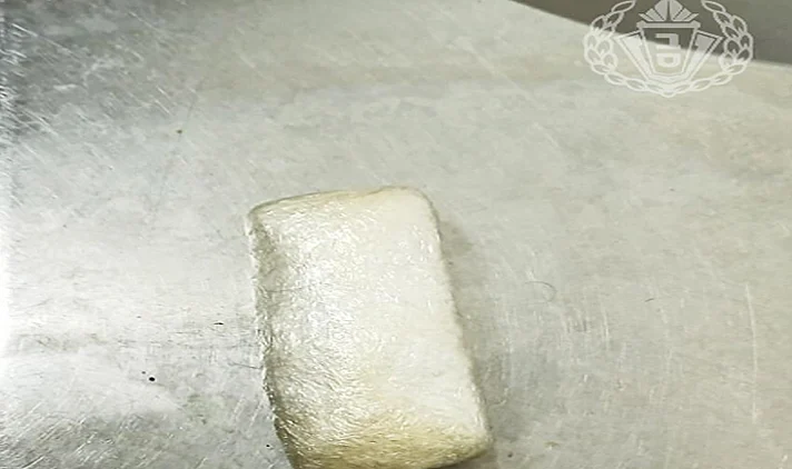 אחת החבילות המכילות סמים מסוכנים שנתפסו על עורכת הדין