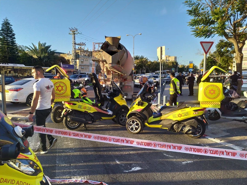 זירת התאונה בה נהרג הנער מפגיעת משאית בתל אביב