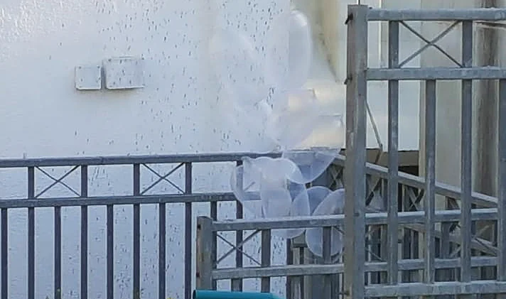 צרור בלונים מאחורי בית ספר יסודי בשדרות