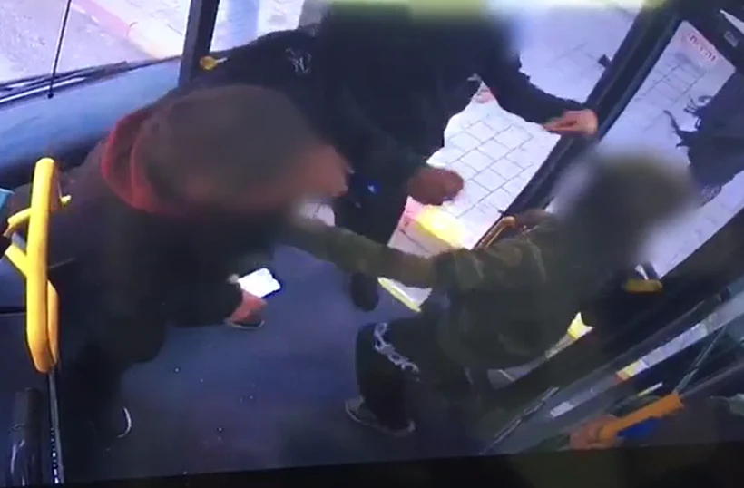 צעירים מכים כרטיסן באוטובוס