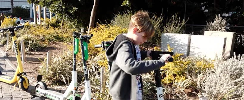 איך יכול נער לשכור קורקינט חשמלי