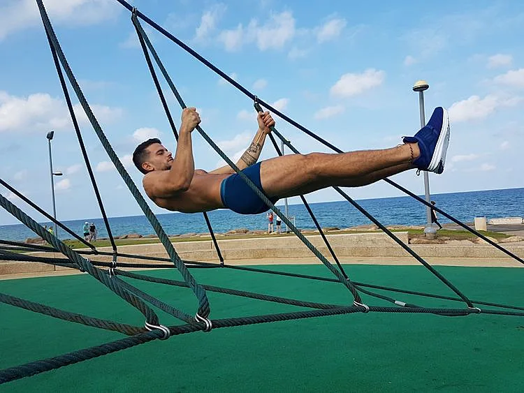 עושה תרגילים בהלבשה תחתונה. פול טשגיאן דלתא