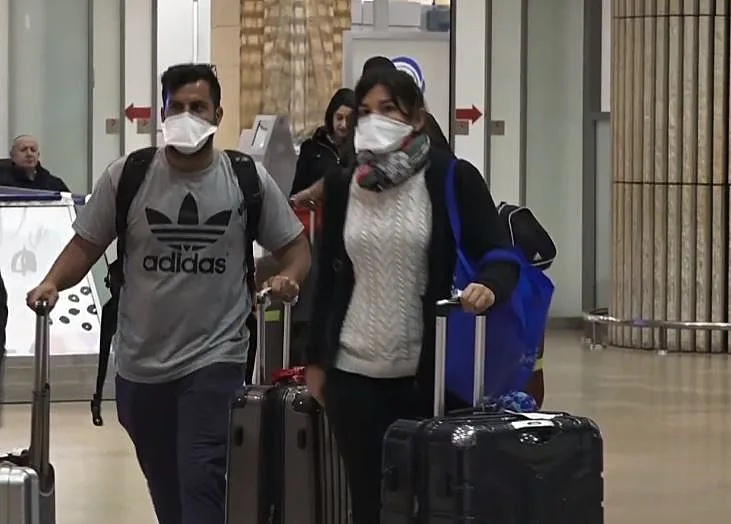 ישראלים שנחתו בנתב''ג עם מסיכות