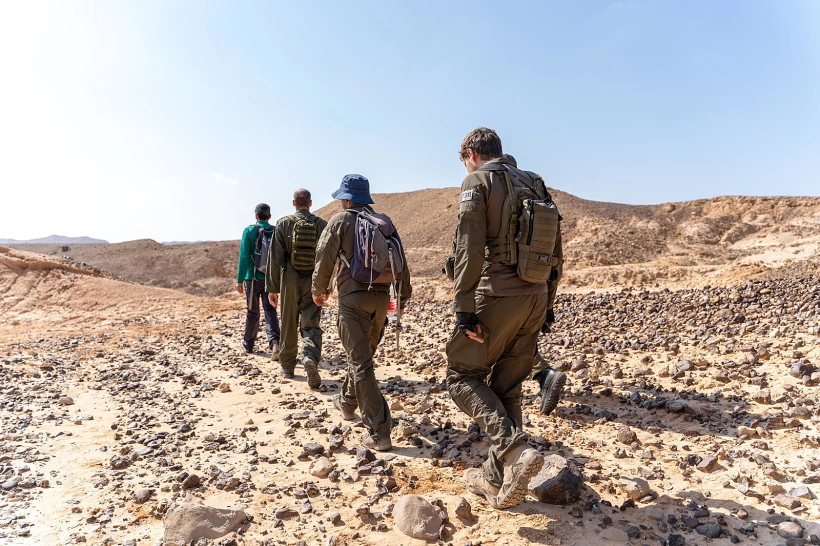 צוות האיתור סורקים בשטח לחיפוש הקסדה של רב סרן דניאל (דני) גורי בנחל פארן